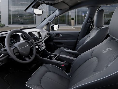 New 2026 Chrysler Pacifica Limited w/ Uconnect Theater Family Group FWD image 23