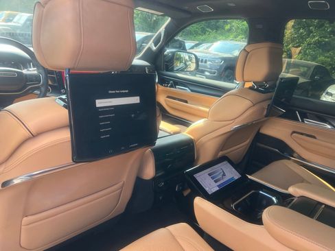 Used 2025 Jeep Grand Wagoneer Series III w/ Rear Seat Video Group 1 AWD/4WD image 19