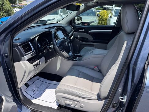 Used 2019 Toyota Highlander XLE w/ Carpet Mat Package (TMS) AWD/4WD image 11