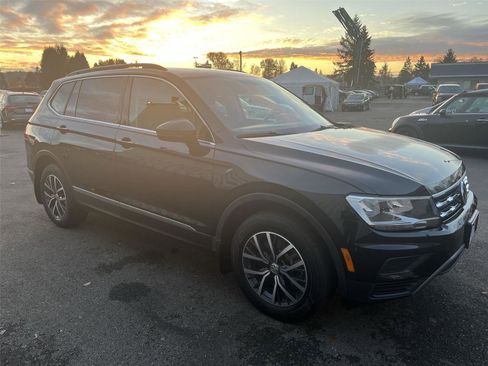 Used 2020 Volkswagen Tiguan SE w/ Panoramic Sunroof Package image 7