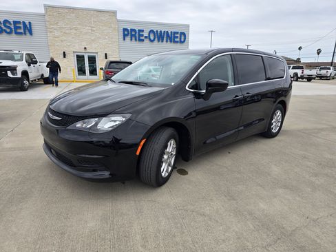 Used 2024 Chrysler Voyager LX image 7