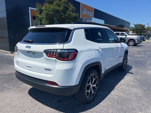 Used 2024 Jeep Compass Latitude AWD/4WD image 22