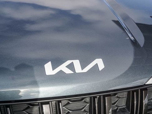 Used 2024 Kia Carnival EX FWD image 12