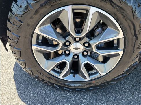 Used 2023 Chevrolet Silverado 1500 RST w/ Z71 Off-Road Package AWD/4WD image 8