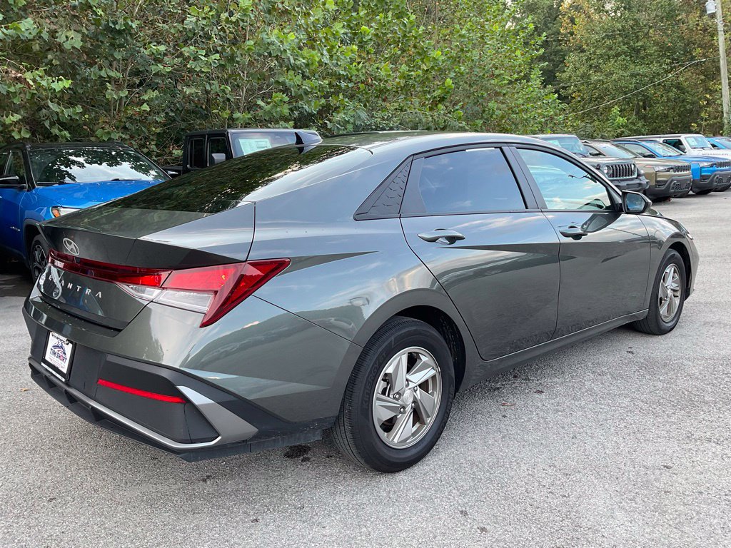 Used 2026 Hyundai Elantra SE w/ Cargo Package FWD image 6