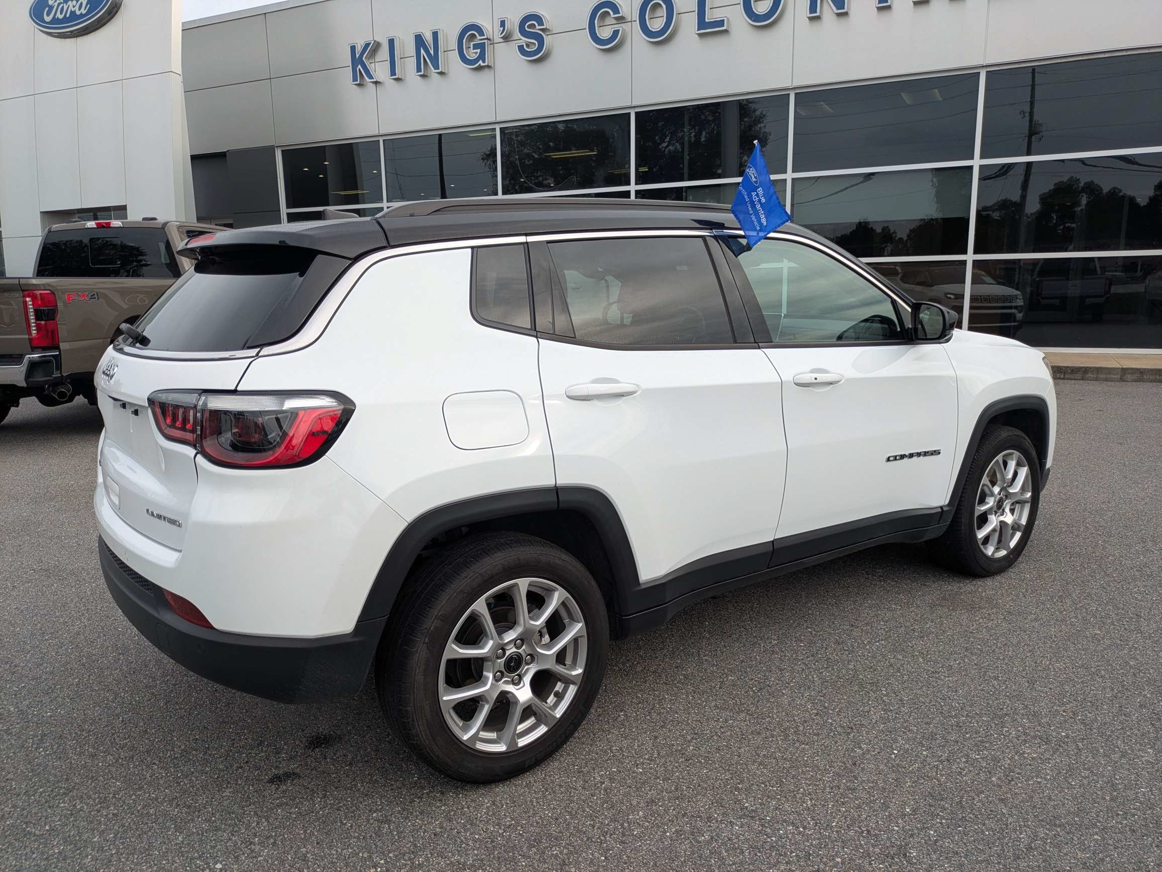 Used 2025 Jeep Compass Limited AWD/4WD image 4