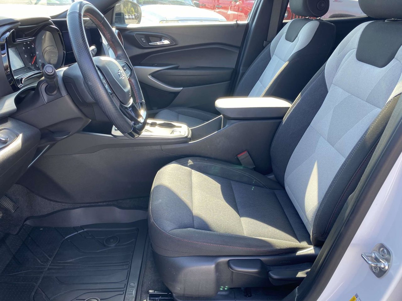 Used 2025 Chevrolet Trax RS w/ Sunroof Package FWD image 23