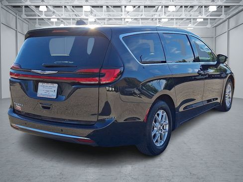 Used 2023 Chrysler Pacifica Touring-L FWD image 5