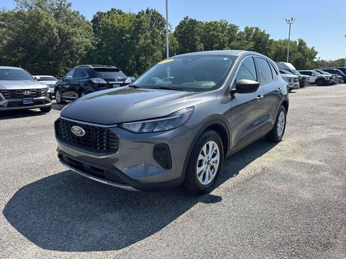 Used 2023 Ford Escape Active w/ Tech Pack #1 FWD image 3