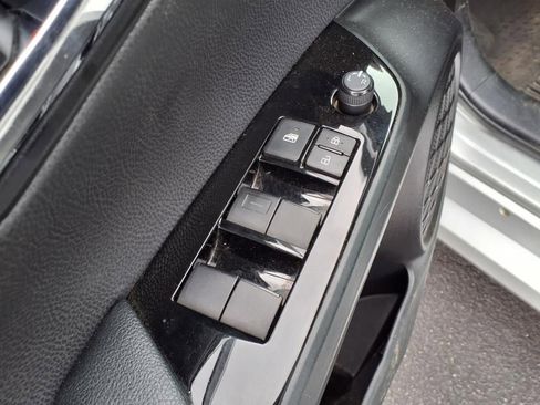 Used 2022 Toyota Prius XLE image 10