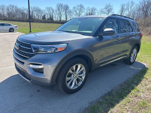 Used 2023 Ford Explorer XLT w/ Equipment Group 202A image 5