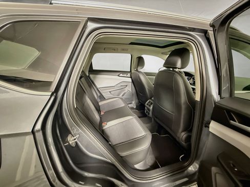 Used 2023 Volkswagen Taos SE w/ Panoramic Sunroof Package AWD/4WD image 27