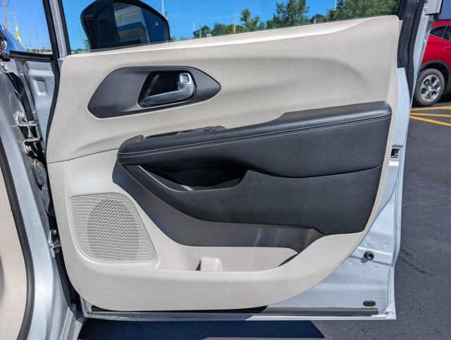 Used 2024 Chrysler Pacifica Touring-L FWD image 13