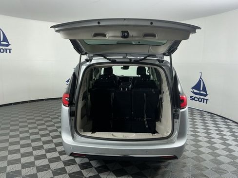 Used 2024 Chrysler Pacifica Touring-L image 20