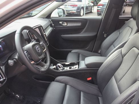 Used 2025 Volvo XC40 B5 Plus image 24