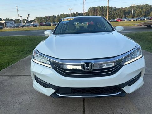 Used 2017 Honda Accord EX image 3