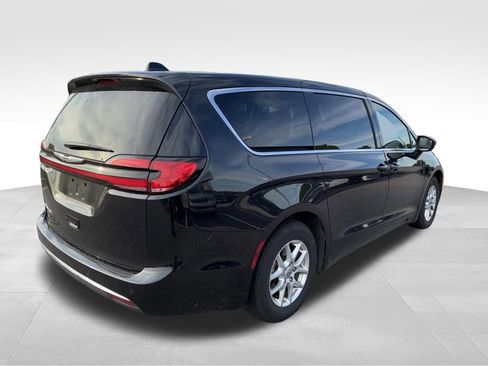 Used 2023 Chrysler Pacifica Touring-L FWD image 5