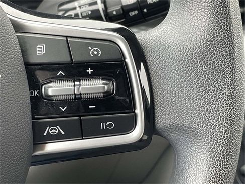 Used 2023 Kia Carnival LX image 24