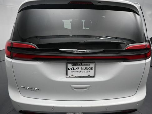 Used 2025 Chrysler Pacifica Select FWD image 9