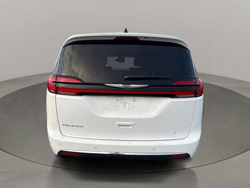 Used 2025 Chrysler Pacifica Select image 6