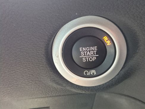 Used 2023 Chrysler Pacifica Limited w/ Uconnect Theater Family Group image 30