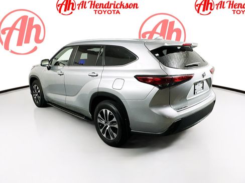 Used 2023 Toyota Highlander XLE FWD image 5
