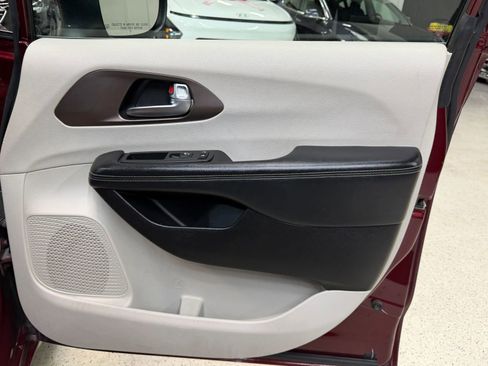 Used 2021 Chrysler Voyager Lxi image 33