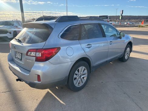 Used 2017 Subaru Outback 2.5i Premium image 5