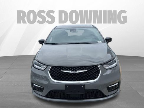 Used 2025 Chrysler Pacifica Select image 2