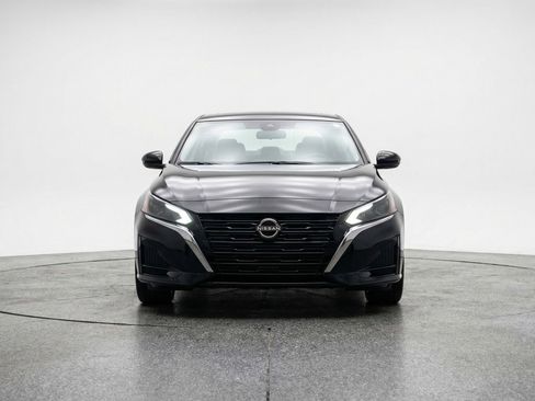 Used 2025 Nissan Altima 2.5 SV image 2