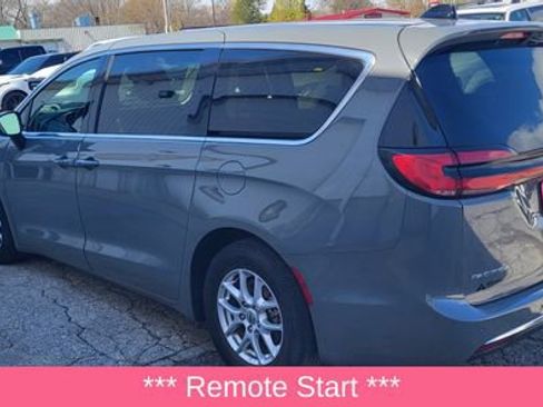 Used 2023 Chrysler Pacifica Touring-L FWD image 12