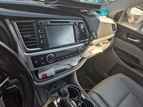 Used 2019 Toyota Highlander XLE AWD/4WD image 11