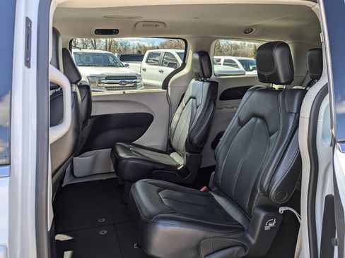 Used 2020 Chrysler Voyager Lxi image 13