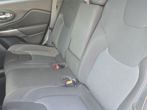 Used 2020 Jeep Cherokee Latitude FWD image 10