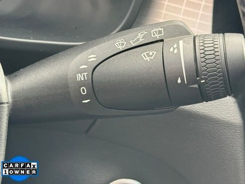 Used 2024 Volvo XC40 B5 Core image 17