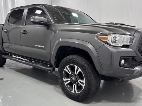 Used 2016 Toyota Tacoma TRD Sport AWD/4WD image 3