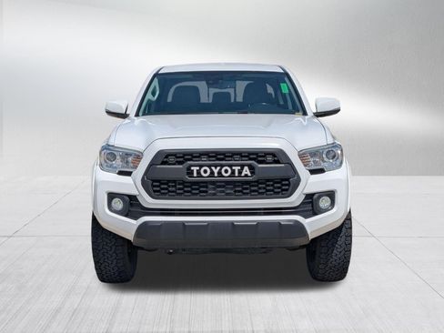 Used 2020 Toyota Tacoma SR5 AWD/4WD image 9