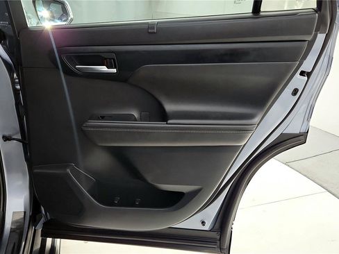 Certified 2021 Toyota Highlander XLE image 28