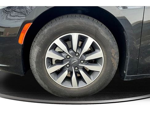Used 2023 Chrysler Pacifica Limited FWD image 12