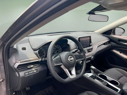 Used 2024 Nissan Altima 2.5 SV FWD image 10