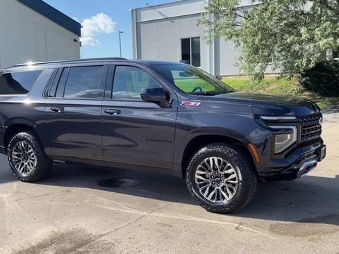 Used 2025 Chevrolet Suburban Z71 AWD/4WD image 2