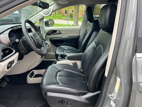 Used 2023 Chrysler Pacifica Touring-L FWD image 3
