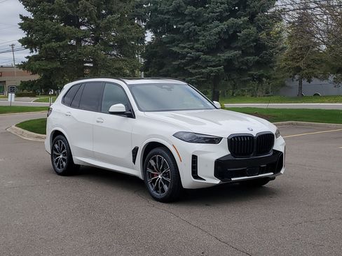 New 2026 BMW X5 xDrive40i w/ M Sport Package AWD/4WD image 4