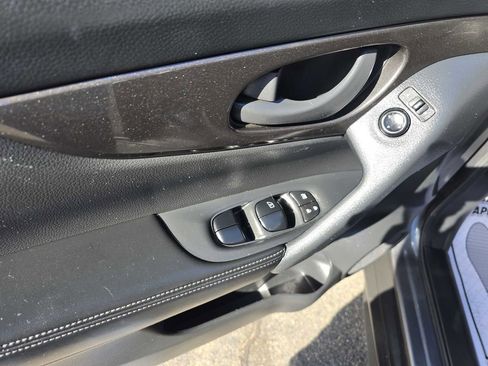 Used 2020 Nissan Rogue S image 13