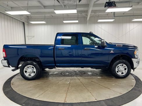 Used 2024 RAM 2500 Tradesman w/ Chrome Appearance Group AWD/4WD image 4