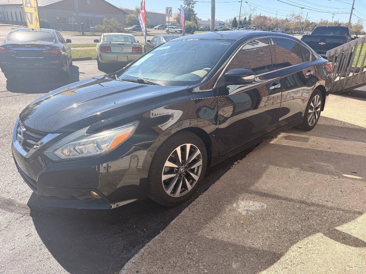 Used 2017 Nissan Altima 2.5 SV w/ Convenience Package FWD image 4