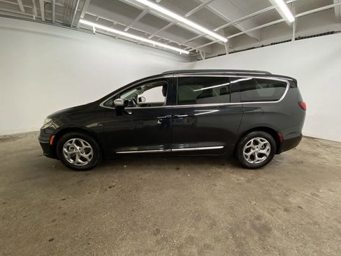 Used 2023 Chrysler Pacifica Limited image 3