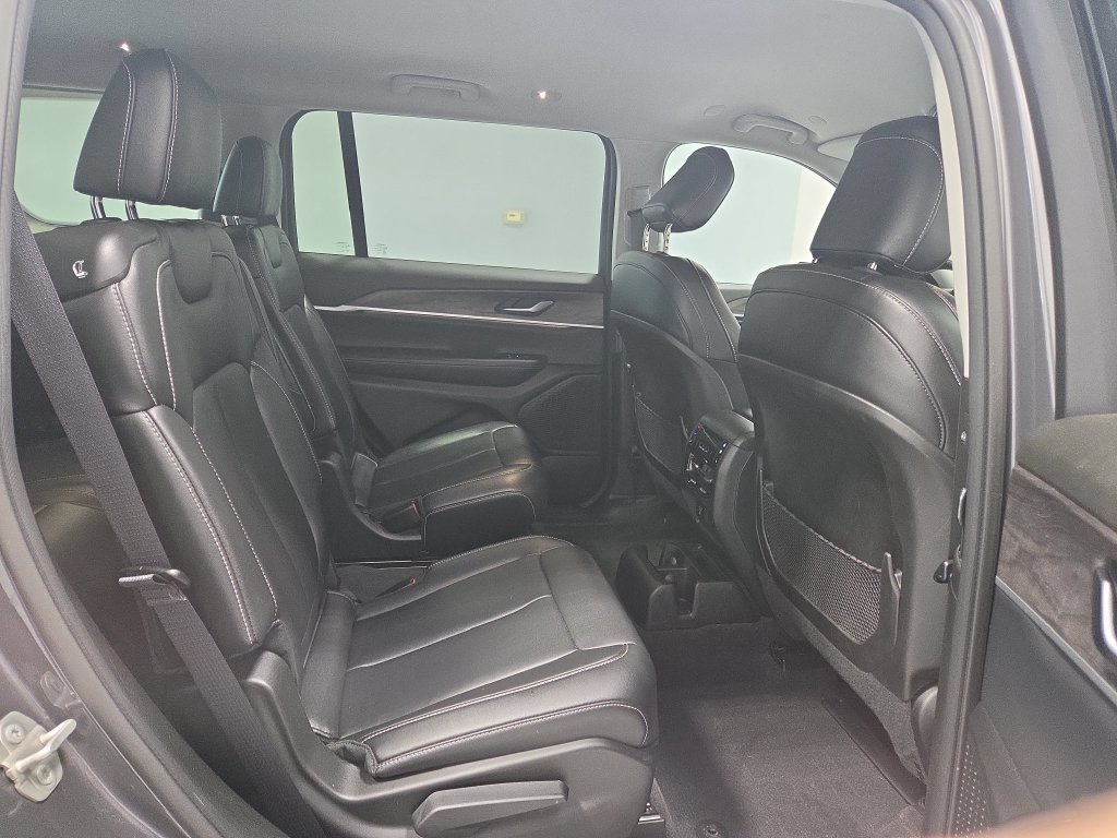 Used 2023 Jeep Grand Cherokee L Limited AWD/4WD image 15