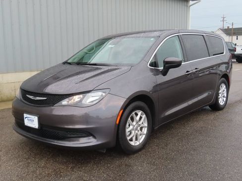 Used 2023 Chrysler Voyager LX FWD image 5