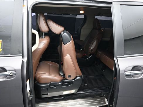 Used 2018 Toyota Sienna Limited image 35